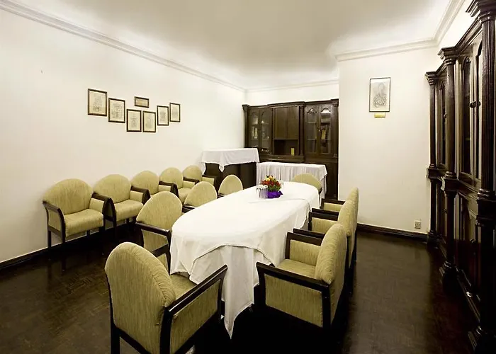 Shangri-la, Hotel